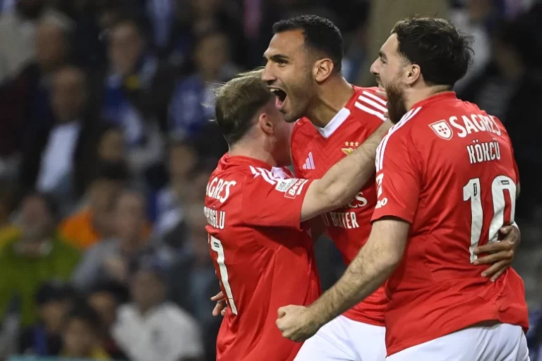 Benfica vence FC Porto por 4-1 no estádio do Dragão