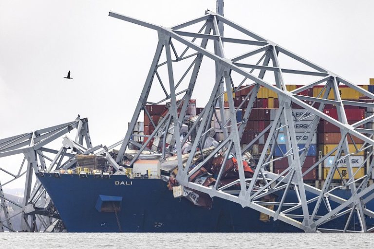 Navio responsável pelo desabamento da ponte nos EUA transportava materiais químicos