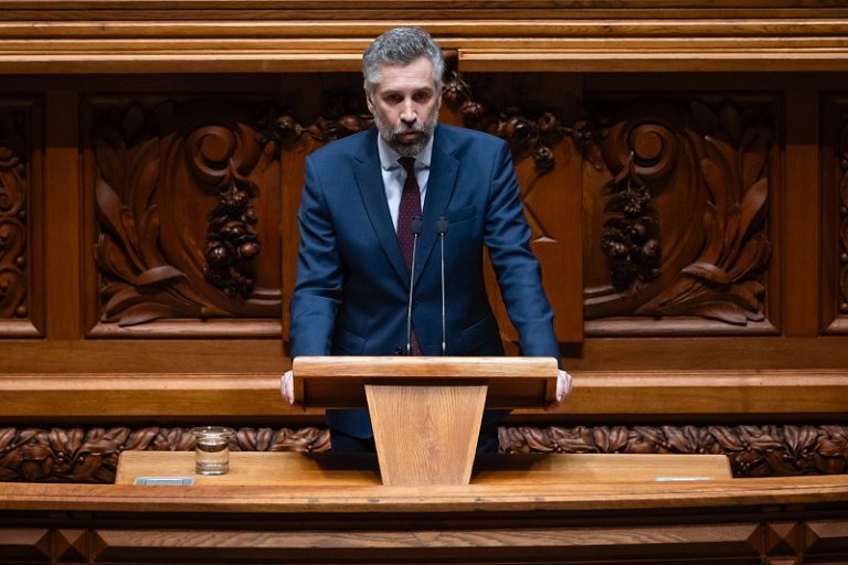 Líder do PS ouvido no Parlamento sobre privatização da ANA Aeroportos