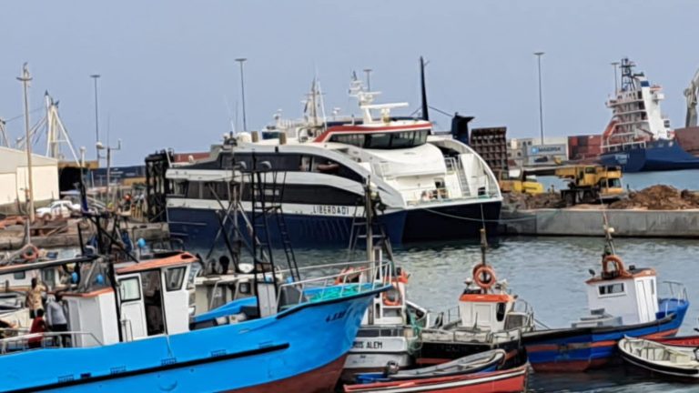 Última hora. Navio Liberdadi já foi desencalhado e está atracado no cais da Praia