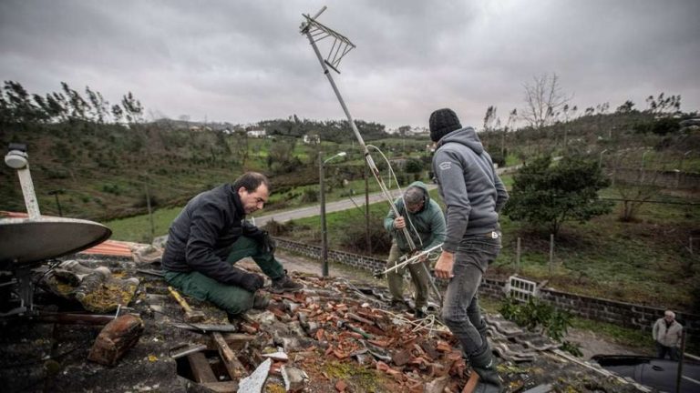 Homem morre ao realizar trabalhos na rede elétrica em Leiria. Tempestades já causaram 15 mortes em PT