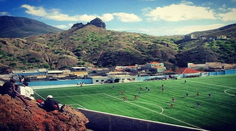 Futebol/São Nicolau. Campeão em título atrasa-se na perseguição ao líder