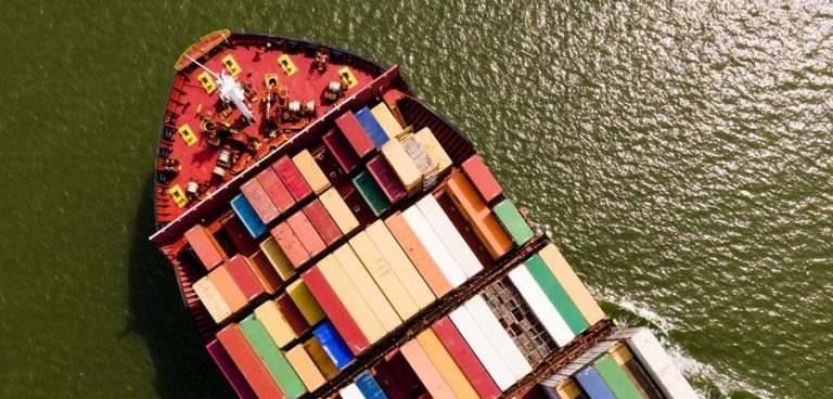 Tensão no Estreito de Ormuz. Irão ataca três navios e apreende dois