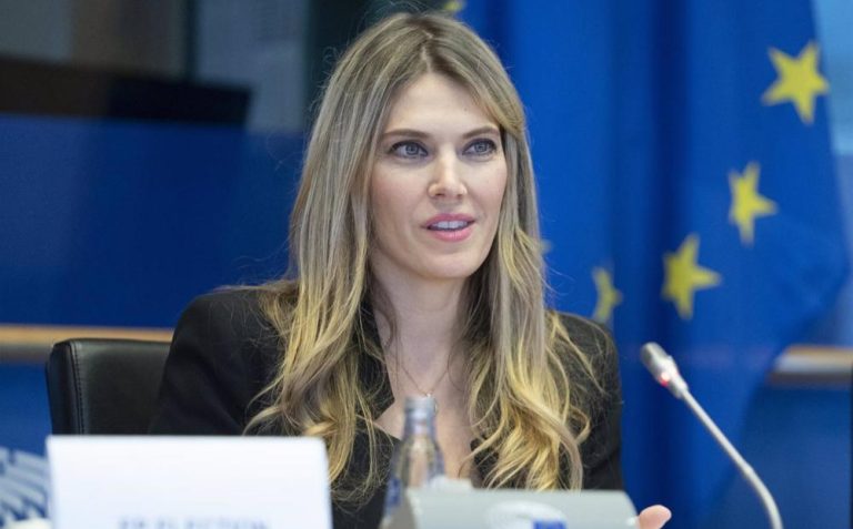Parlamento Europeu afasta Vice-Presidente envolvida em escândalo no Qatar