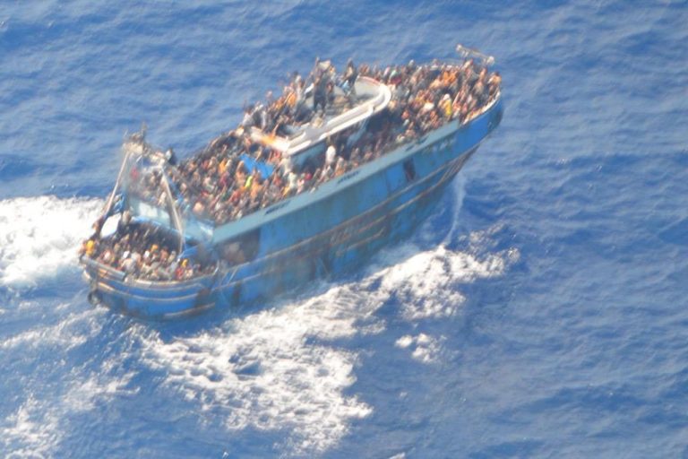 Barco de pesca naufraga na Grécia e faz cerca de 80 mortos