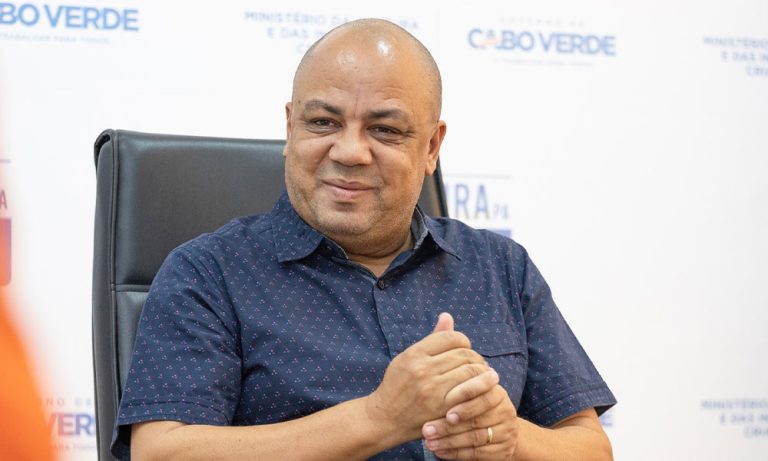 Ministro da Cultura em Lisboa, reúne-se com comunidade artística