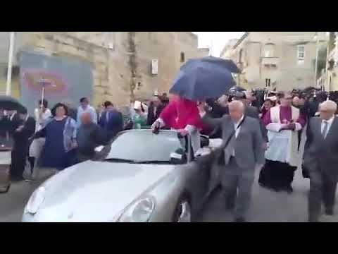 MALTA: Padre causa indignação ao desfilar num Porsche puxado por 50 crianças