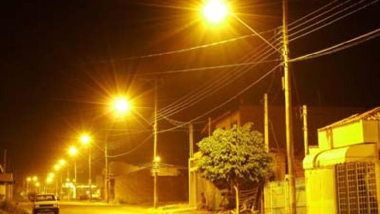 Consumidores deixam de pagar contribuição para iluminação pública