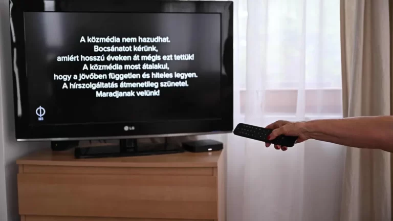 Televisão e rádio públicas da Hungria suspendem emissões após fim do governo de Orbán
