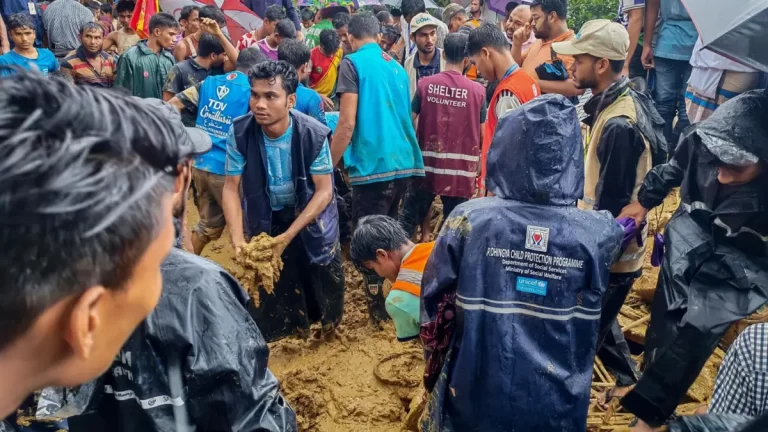 Cinco crianças morrem em deslizamento de terra no maior campo de refugiados Rohingya