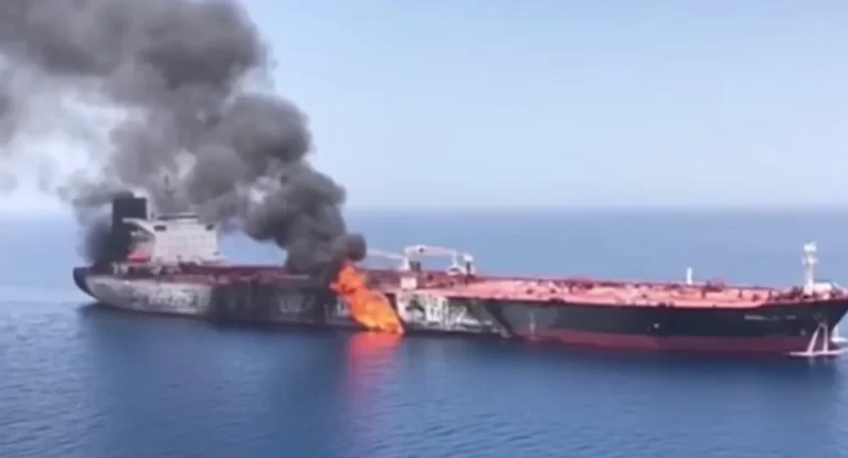 Explosão de petroleiro no Estreito de Ormuz agrava tensão e ameaça comércio mundial de petróleo