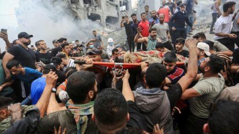 Dezenas de Palestinianos foram mortos e feridos hoje
