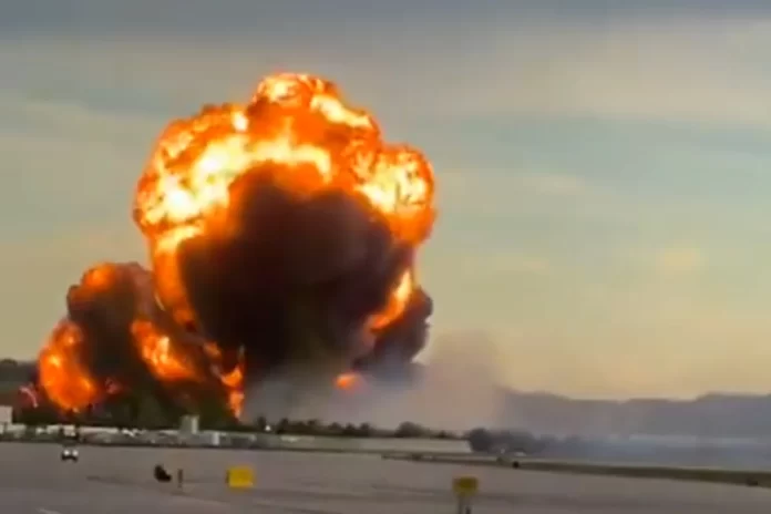 imagem-de-explosao-apos-queda-de-aviao-de-carga-nos-Estados-Unidos