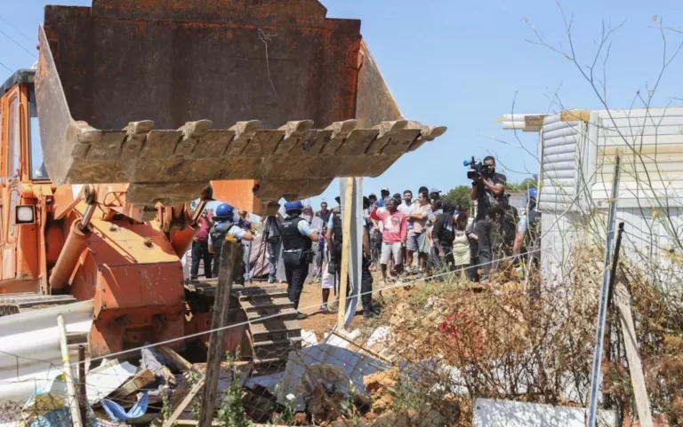 Confrontos entre moradores e polícia devido a demolição de casas autoconstruídas em Loures