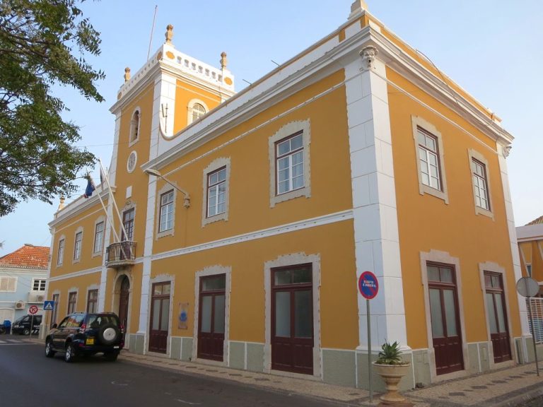 Falsificação de documentos, peculato e abuso de poder na origem das buscas à Autarquia da Capital