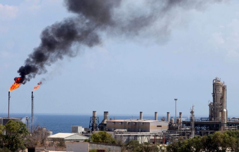 Grupo armado encerra dois campos de petróleo na Líbia e faz cair produção