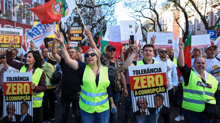 25 de Abril. Lula motiva protestos em Portugal