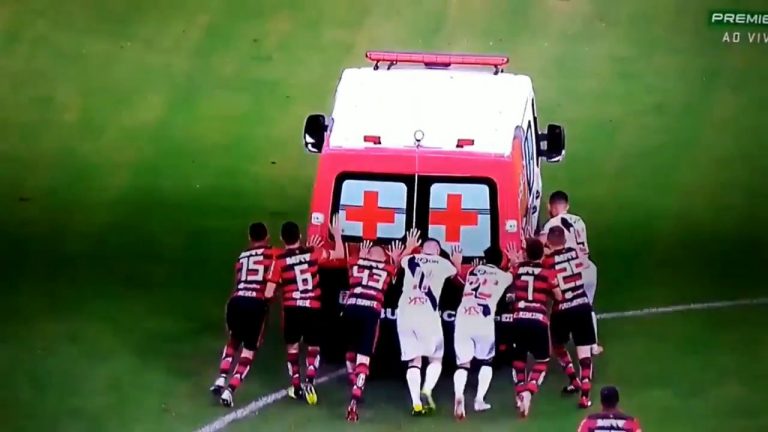 INSÓLITO: Ambulância avaria em pleno relvado. Jogadores tiveram trabalho