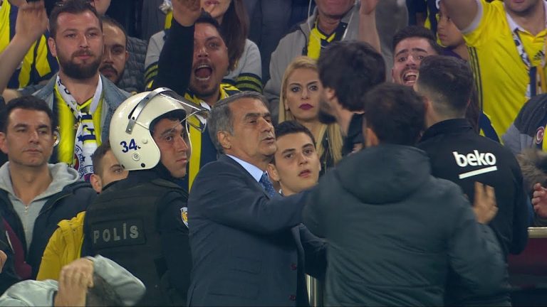 TURQUIA: Agressões mancham jogo entre Fenerbahçe e Besiktas