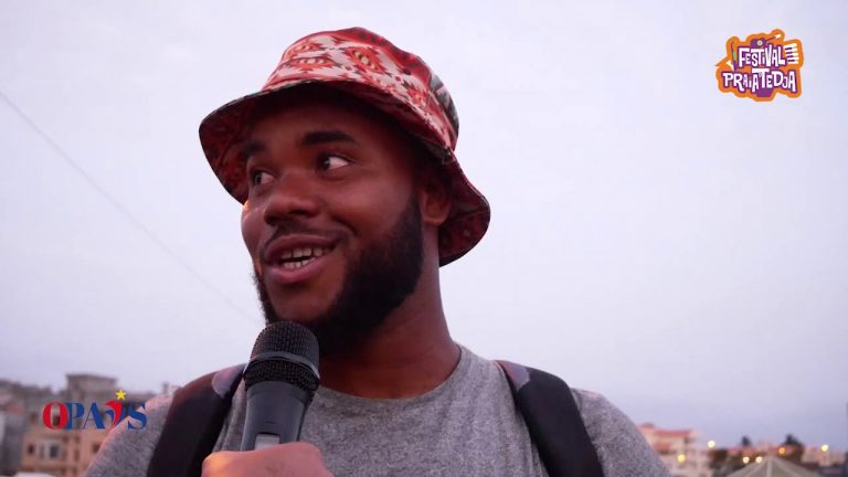 Público espectante com leque de artistas no festival Praia d’ Tedja