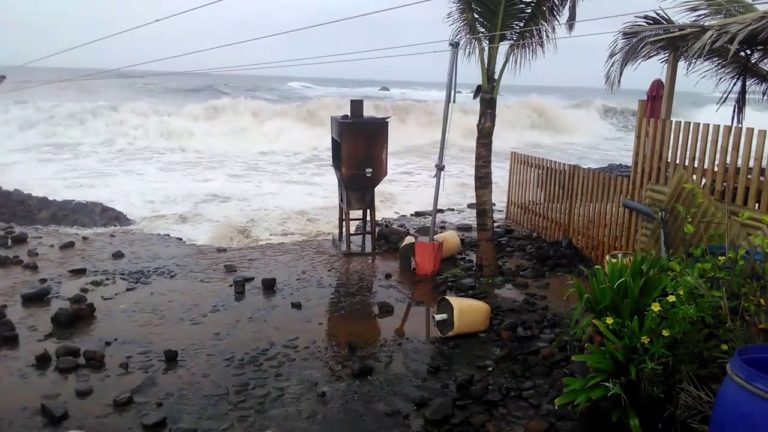 MAU TEMPO: Ondas do mar invadem zonas habitadas na baía de Cidade Velha