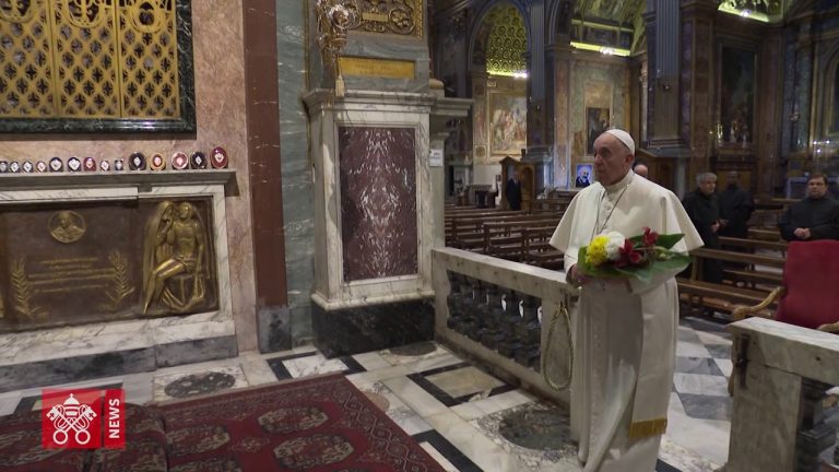 Papa rezou junto a Crucifixo que salvou Roma da peste