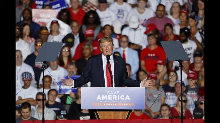 Donald Trump vaiado por recomendar vacina contra Covid-19
