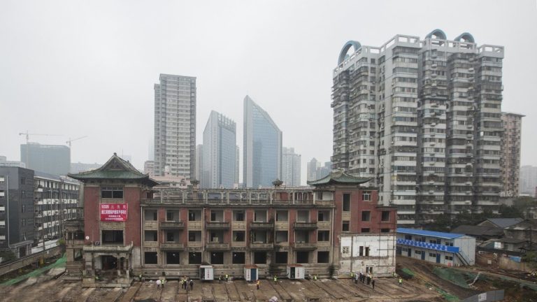 ACONTECEU NA CHINA: Edíficio com cinco mil toneladas mudado de local