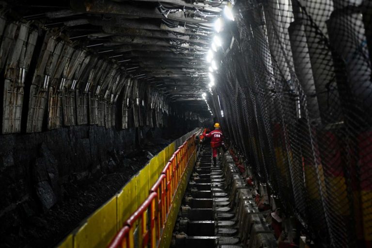 Explosão em mina faz sete mortos no centro da China