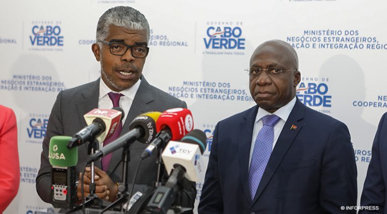 Cabo Verde/Angola. TAAG e CVA fecham acordo para vinda de Boeing 737-700