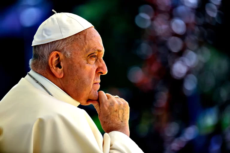 Papa passa noite “tranquila”, mas estado de saúde continua reservado