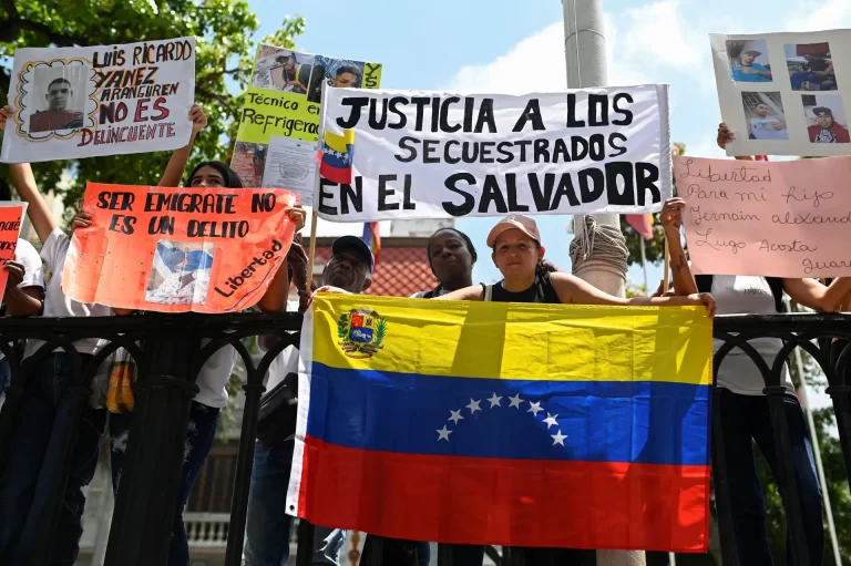Supremo Tribunal dos EUA bloqueia deportações de Venezuelanos