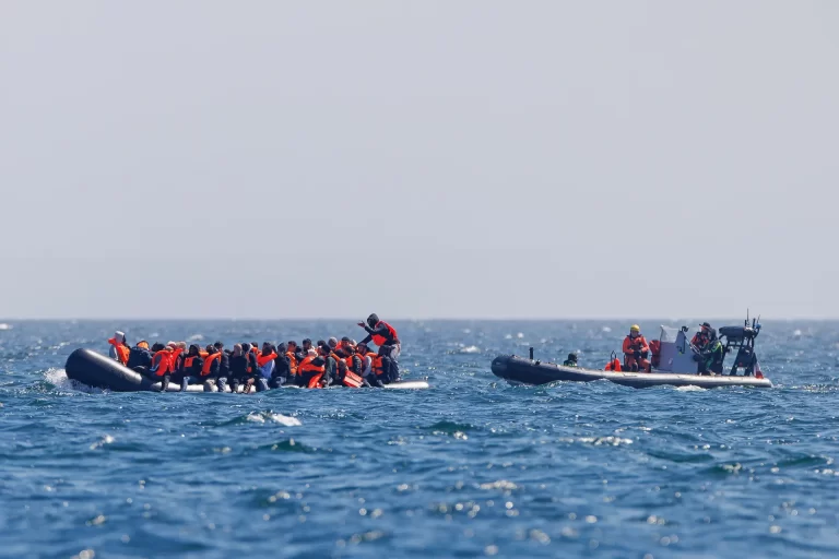 Incêndio em barco no Canal da Mancha leva ao resgate de 157 migrantes