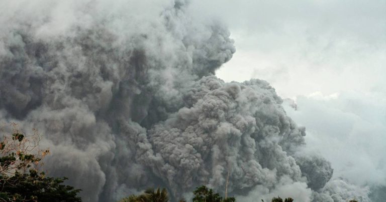 Mais de 300 famílias retiradas após agravamento da atividade do vulcão Mayon nas Filipinas