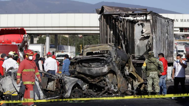 México. Camião embate contra portagens em acidente que fez 19 mortos