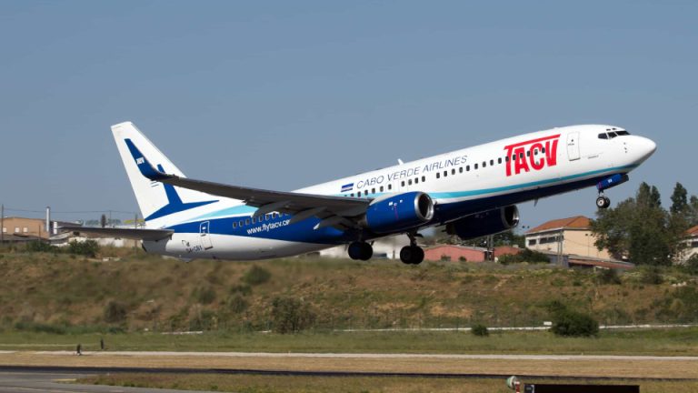 TACV reforça frota doméstica com avião de 50 lugares