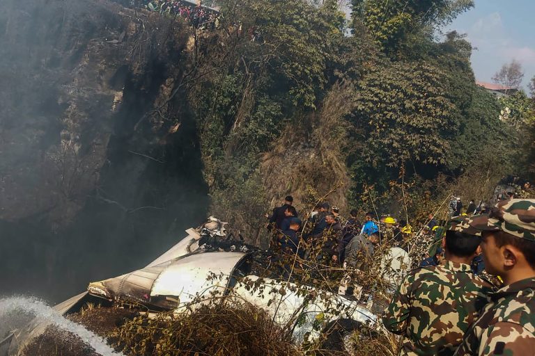 Sobe para 67 número de mortos em queda de avião no Nepal