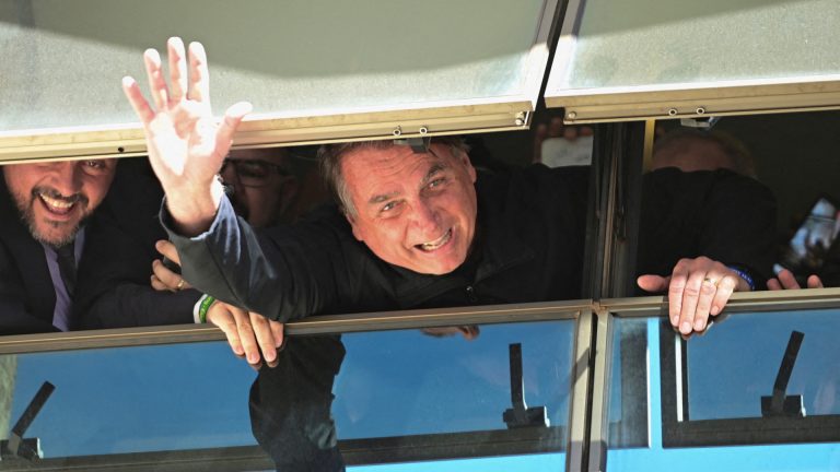 Segurança troca as voltas a Bolsonaro no regresso ao Brasil