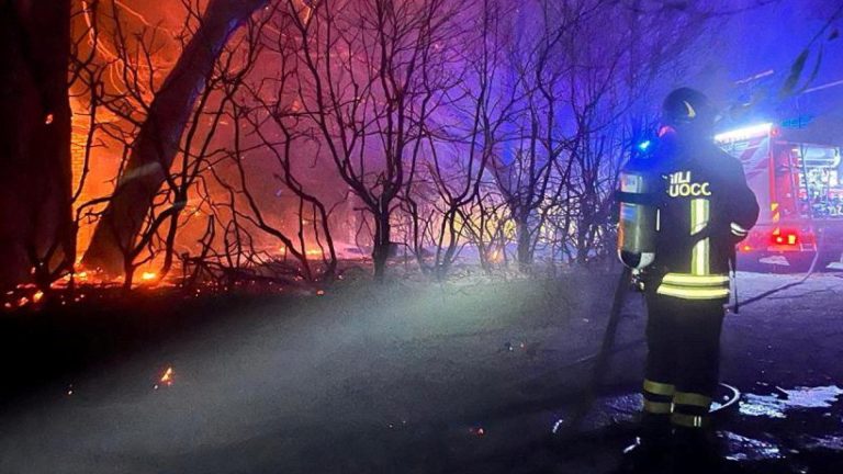 Nova onda de calor atinge a Grécia e incêndios também afetam a Sicília