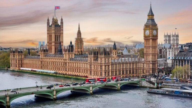 UE apela Londres para anular plano de deportação de imigrantes para Ruanda