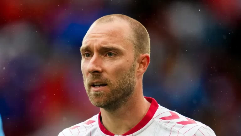 Eriksen cai inanimado em jogo da Dinamarca, mas está consciente e estável
