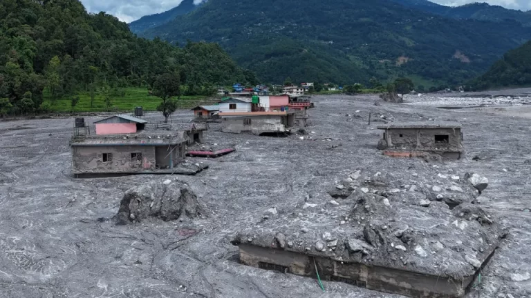 Sobe para 1.295 número de mortos pelas cheias no Nepal