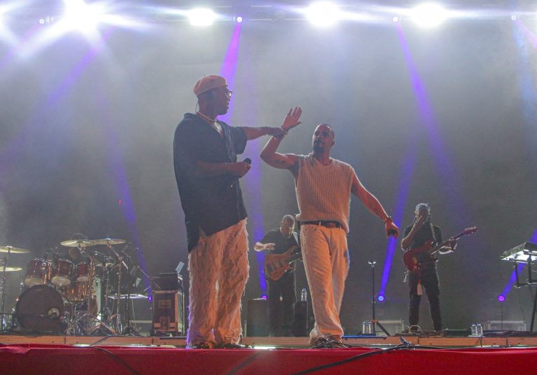Zé Delgado encerra em grande primeiro dia do Festival da Praia de Santa Maria com surpresas e muita vibração