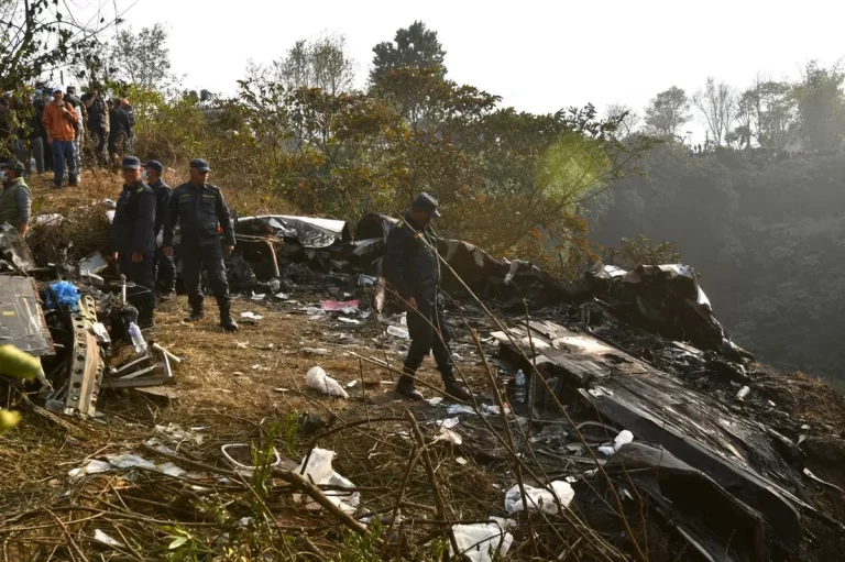 Queda de avião no Nepal causa 18 mortos