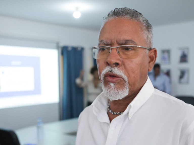 Compositor Nhelas Spencer retratado em livro