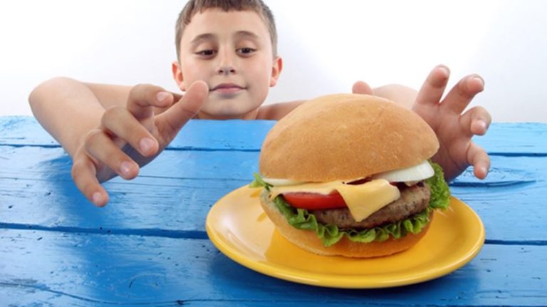 Norte-americano acusa multinacionais de criarem alimentos viciantes para crianças