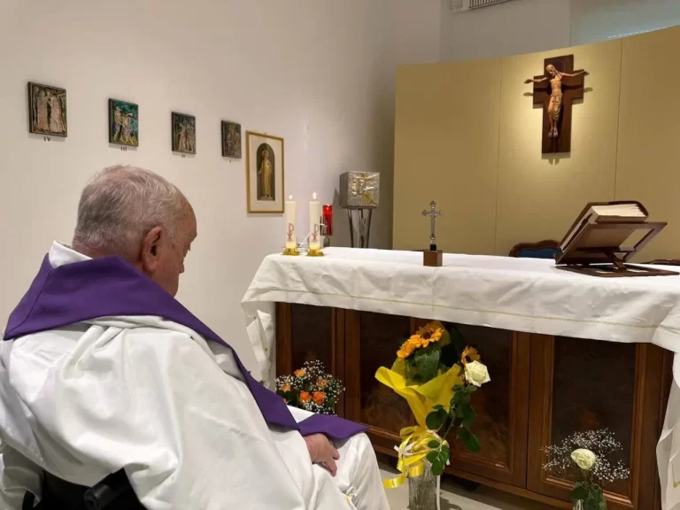 Vaticano divulga primeira imagem do Papa desde que está internado