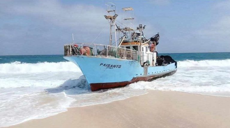 Barco de pesca com 19 tripulantes encalha na zona de Morrinho, Ilha do Maio