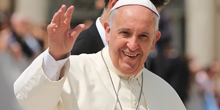 Papa Francisco desafia jovens a viverem com autenticidade e fé