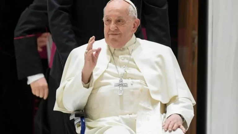 Papa “descansou bem” durante a noite e mantém-se “estável”